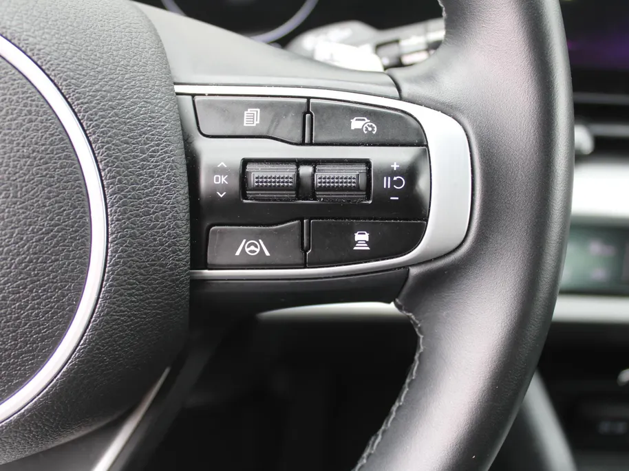Kia Sportage 1.6 T-GDi Hybrid Dark Edition | Stuur-/stoelverwarming v+a | Camera | Elek. stoelverstelling | 18' LM | Cruise adapt. | Navi | Clima | Half leer/suède |