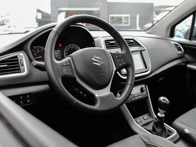 Suzuki S-Cross 1.4 Boosterjet Style Smart Hybrid | Navi | Cruise | Schuifdak | Camera | Lm-Velgen | Trekhaak