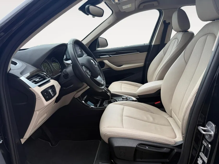 BMW X1 sDrive18i Business Edition Plus | Trekhaak | Leder | Navi | Stoelverwarming | Head-Up Display | Ambient Lighting | NL AUTO | Cruise Control | Climate Control | 12 maanden Bovag garantie |