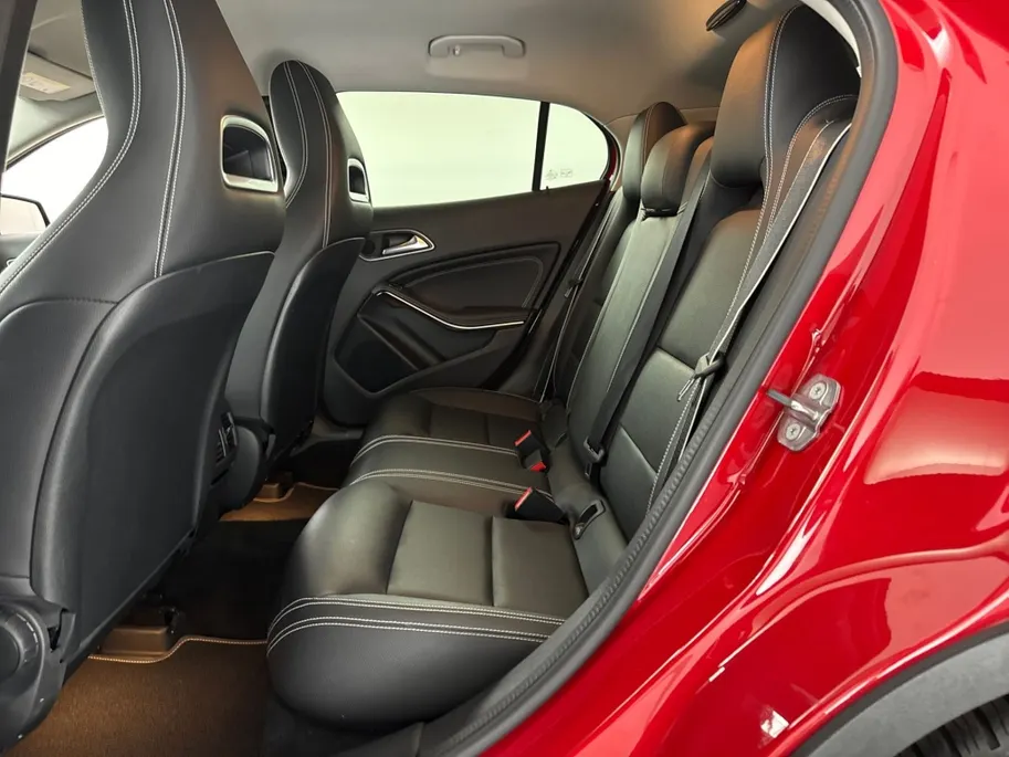 Mercedes-Benz GLA 200 Premium Automaat | Navigatie | Elektrische Achterklep | Lederen Bekleding
