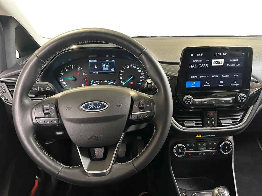 Ford Fiesta 1.0 EcoBoost Hybrid Titanium | Apple Carplay / Android Auto | Stoel + Stuurverwarming | Cruise Control | Parkeersensoren Achter | Lichtsensor | Climate Control | Verwarmbare Voorruit