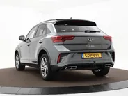 Volkswagen T-Roc 1.5TSI/150PK R-Line Business+ · Panoramadak · Trekhaak · Camera · Apple/Android Car Play · Navigatie · Stoelverwarming · Garantie t/m 09-10-2027 of 100000km.