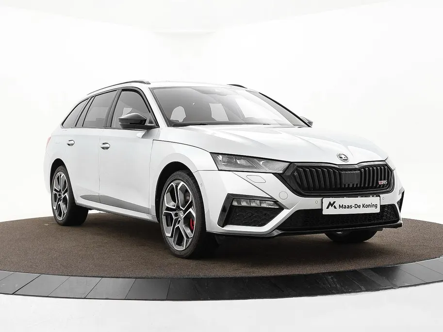 Škoda Octavia Combi 1.4 TSI RS iV PHEV 245pk DSG Business · Camera · Inklap. Trekhaak · Head-Up Display · Elek. Stoelen + Geheugen & Massage · Stuur- & Stoelverwarming ·