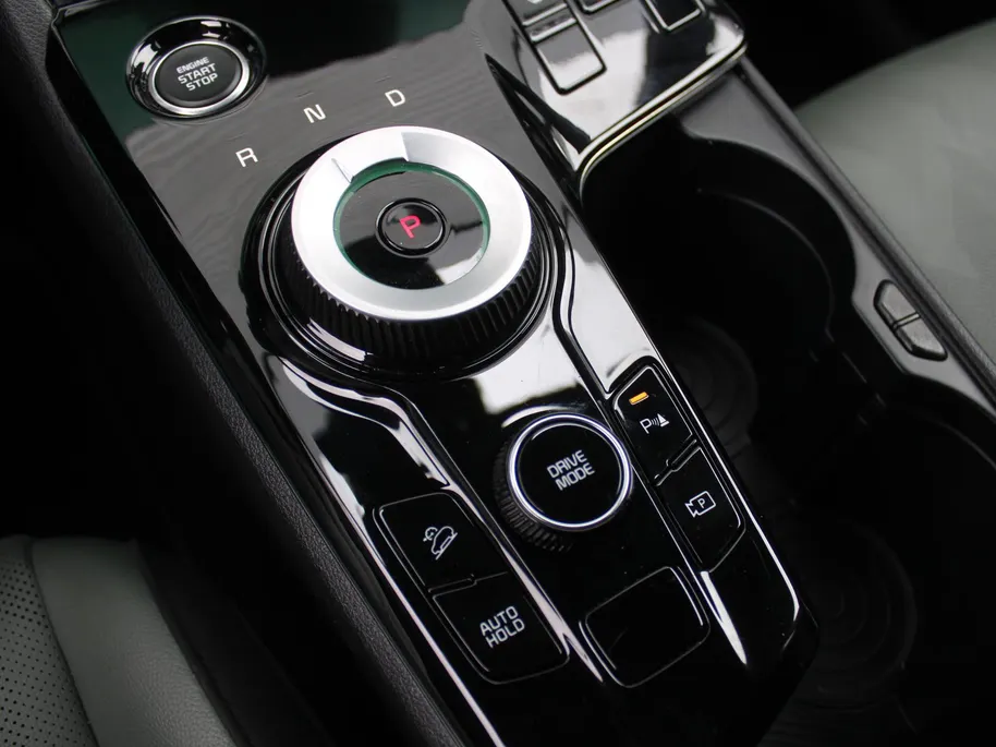 Kia Sportage 1.6 T-GDi Hybrid Dark Edition | Stuur-/stoelverwarming v+a | Camera | Elek. stoelverstelling | 18' LM | Cruise adapt. | Navi | Clima | Half leer/suède |