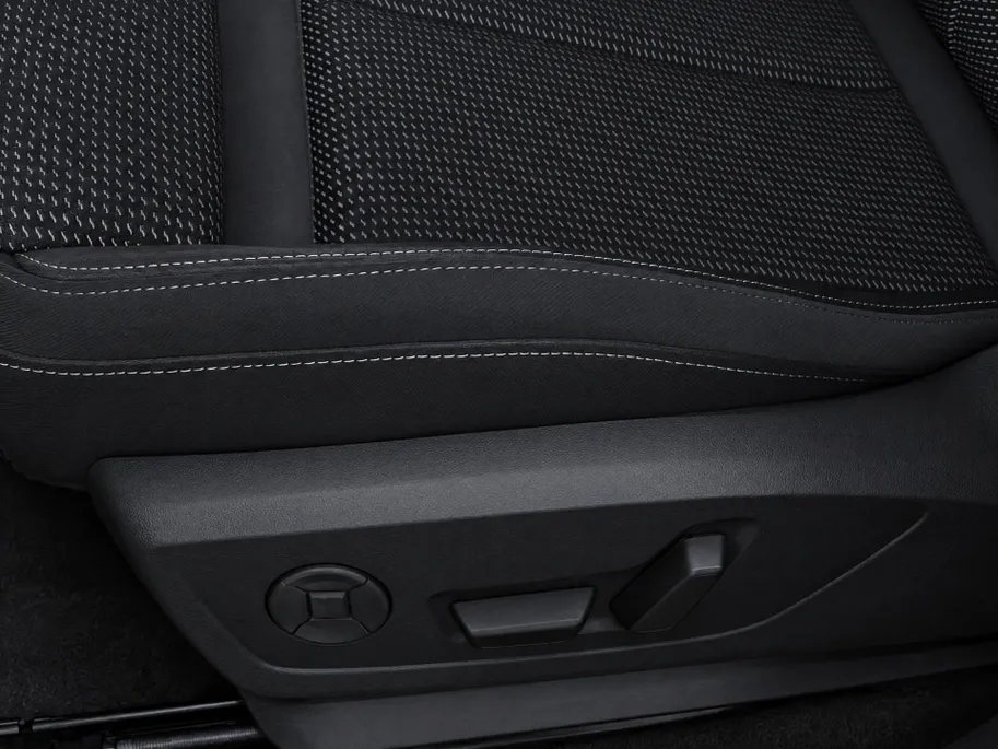 Audi Q3 Sportback 45 TFSIe 180kW/245PK S Line · Panoramadak · Trekhaak · Camera · Stoelverwarming · Apple/Android Car Play · Adaptive Cruise Control ·  Drive select ·