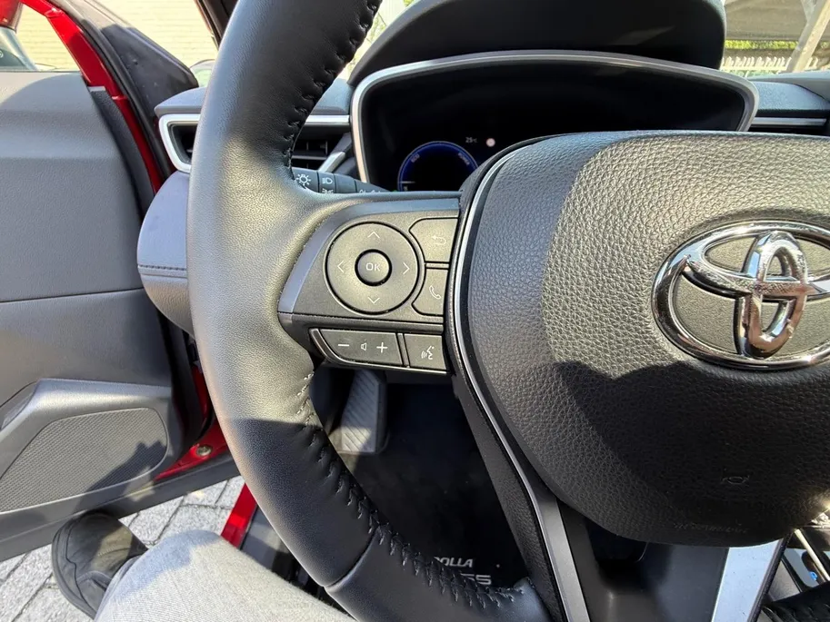 Toyota Corolla Cross 2.0 High Power Hybrid Launch Edition | PANO DAK | LEDER | NAVI | 360 CAMERA | NL-AUTO | STUUR & STOELVERWARMING | ETC...