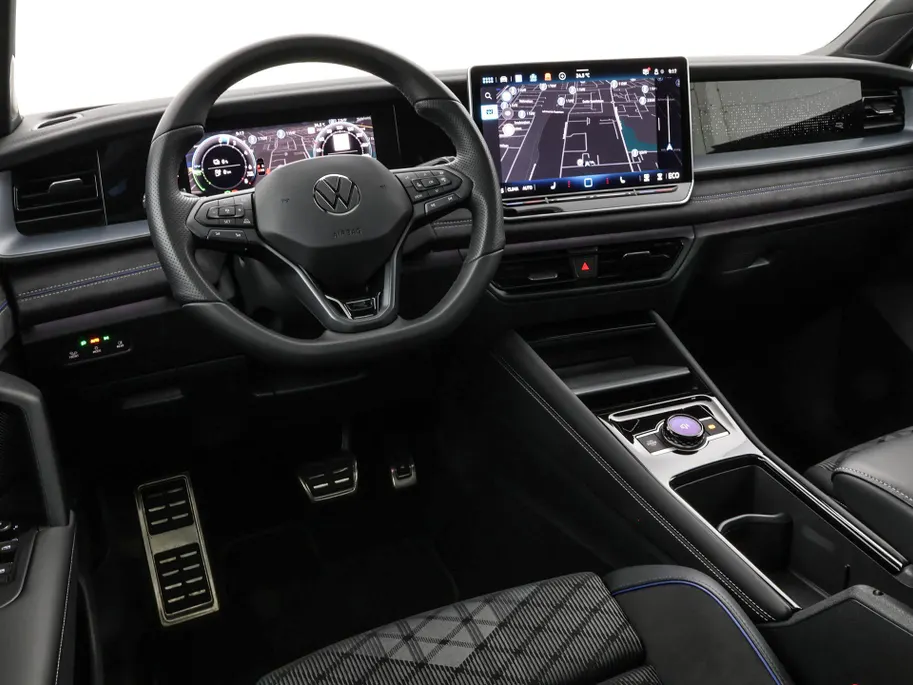 Volkswagen Tayron 1.5 272pk DSG eHybrid R-Line Edition · Panoramadak · 360 Camera · Wegklapbare Trekhaak · Black Style · 20'' Inch · Garantie t/m 17-11-2029 of 100.000km