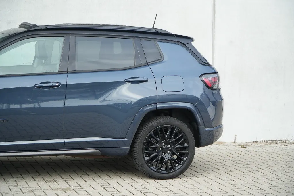 Jeep Compass 4xe 240 PK Hybrid S | Leder | Pano | Safety | Winter | 19'