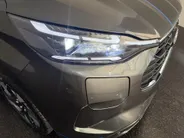 Ford Transit Custom 320 2.5 PHEV L2H1 Sport DC met o.a. uniek sport interieur, 19 inch lichtmetalen velgen, een trekhaak, een achteruitrijcamera en verwarmbare voorstoelen en stuurwiel