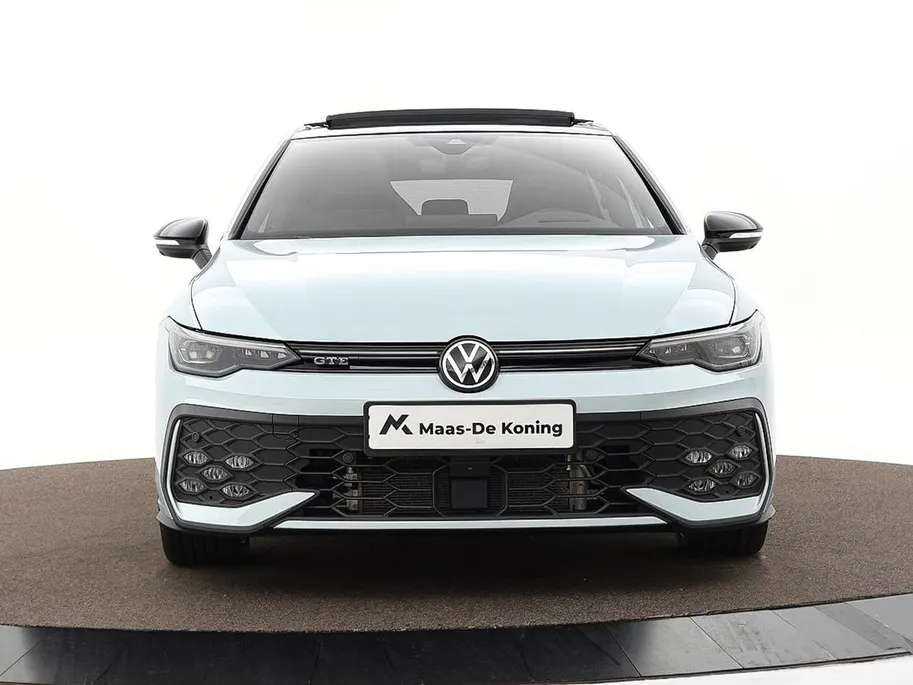 Volkswagen Golf 1.5 eHybrid 272pk DSG GTE · Panoramadak · 360 Camera · Inklap. Trekhaak · Head-Up Display · Matrix LED · Keyless · DCC · Garantie t/m 26-05-2030 of 100.000km