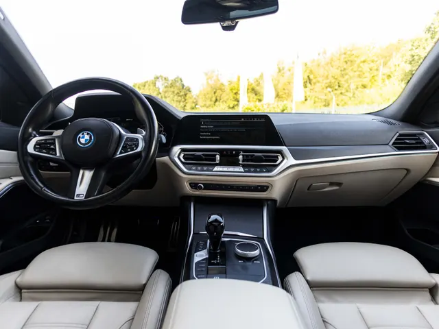 BMW 3 Serie Touring 330e Business Edition Plus M-Pakket  / Pano dak
