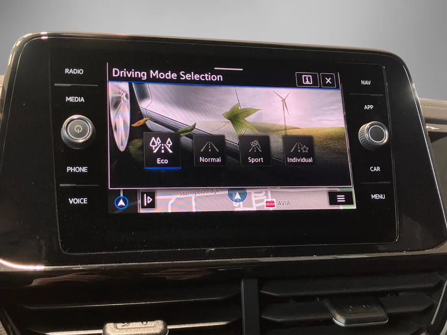 Volkswagen T-Roc 1.5TSI/150PK DSG R-line · Panoramadak  · Camera · Apple/Android Car Play · Navigatie
