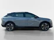 Voyah Courage Business Edition 80 kWh Full Option | Direct Leverbaar | Head Up Display | Stoel koeling,-verwarming & massage | Memorystoelen | 360 Camera | Level 3 Autonoom rijden | Schuif- & Kanteldak | Draadloze Telefoonlader | Elektrische Achterklep |