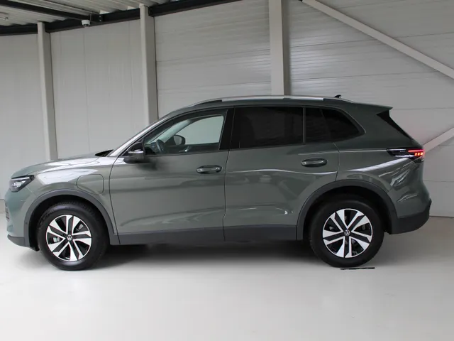 Volkswagen Tiguan 1.5 eHybrid Life Energy Edition Navigatie | 360 Camera | Head Up Display | Keyless | Led Plus Light | Trekhaak