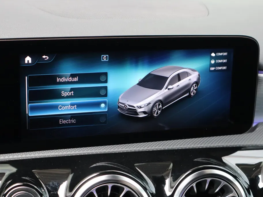 Mercedes-Benz A-Klasse 250 e AMG Line | HUD | Multispaak | LED | Navigatie | Camera | Automaat