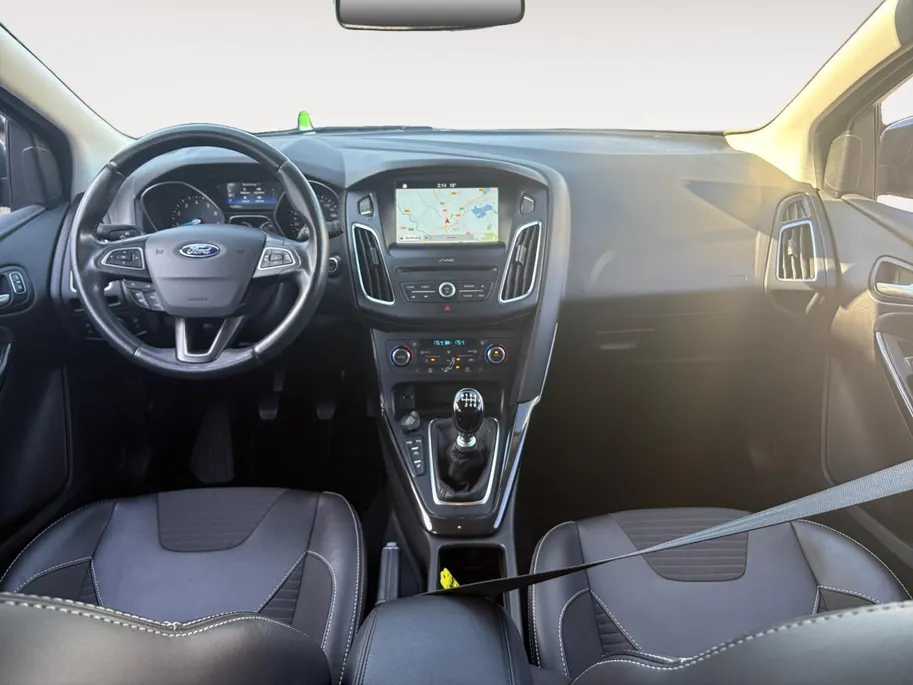 Ford Focus Wagon 1.0 Titanium |Lederen/stof bekleding| Trekhaak| bi-xenon koplampen| keyless entry| 12 maanden Bovag garantie|