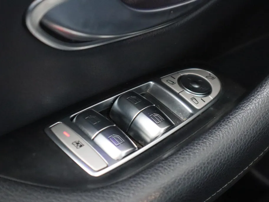 Mercedes-Benz E-Klasse 300 e AMG Line l Trekhaak l Panoramadak l Keyless l stoelverwarming