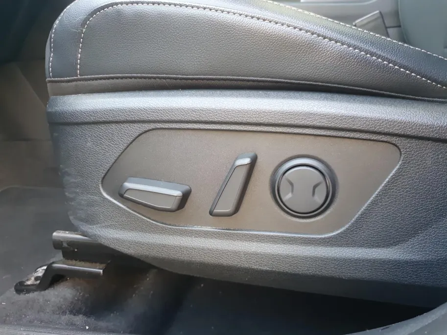 Kia Sportage 1.6 T-GDi Hybrid DynamicPlusLine | Stoel en stuurverwarming | Panorama schuifdak | Elektrisch bedienbare voorstoelen | Navigatie | Dodehoek detectie | Getinte ramen achter |