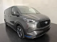 Ford Transit Custom 320 2.5 PHEV L2H1 Sport DC 230 PK | AUTOMAAT | Uniek Sport Interieur | 19 inch Lichtmetalen Velgen | Trekhaak | Achteruitrijcamera | |Verwarmbare Voorstoelen en Stuurwiel |