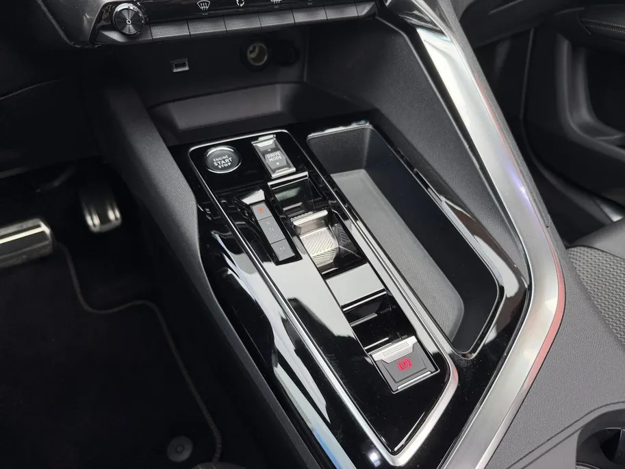 Peugeot 5008 1.2 Hybrid 136 GT 146PK AUTOMAAT | 7-persoons | Cruise Control | Climate Control | Schuif- kanteldak | 360 camera | Parkeersensoren rondom |