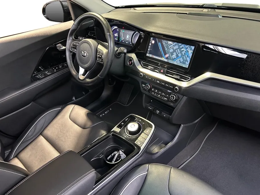 Kia e-Niro ExecutiveLine 64 kWh | Warmtepomp | Trekhaak Afneembaar + 13-Polige Stekker | Elektrisch verstelbare Voorstoelen | Bestuurdersstoel + Geheugen | Elektrisch Bedienbaar Schuif / Kanteldak | Stoelverwarming + Stoelkoeling | Stuurverwarming | JBL Geluidsinsta