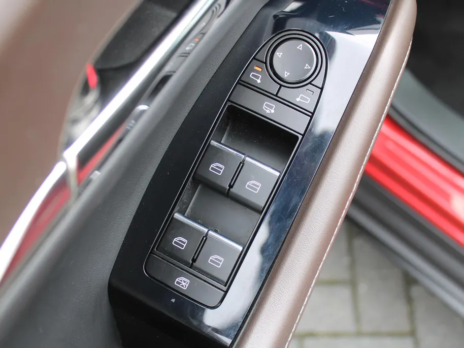 Mazda CX-30 2.0 e-SkyActiv-X M Hybrid Luxury | Trekhaak | Schuifdak | 18' LM | Leer | Elektr. stoelverstelling | Stuur-/stoelverwarming | HUD | 360 Camera | Winterset |