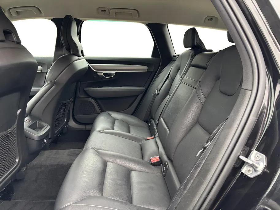 Volvo V90 2.0 T4 Momentum | LEDER | CAMERA | TREKHAAK | DEALER-ONDERHOUDEN | NL-AUTO |