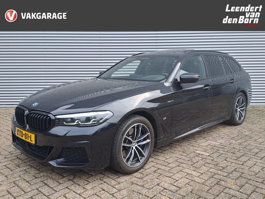 BMW 5 Serie Touring 530e xDrive M SPORT | Pano | Harman Kardon | 360 Camera | Head up | Elektrisch Wegklapbare Trekhaak | Voorstoelen verwarmd | Navigatie | Apple Carplay/Android Auto | Leer