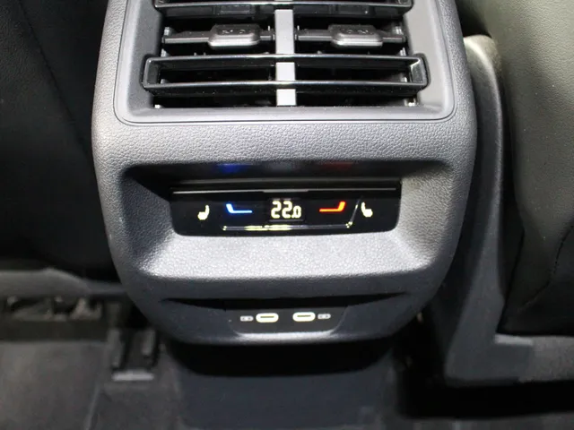 Volkswagen Tiguan 1.5 eHybrid Life Energy Navigatie | Trekhaak | 18' Velgen | 360 Camera | Stoelverwarming