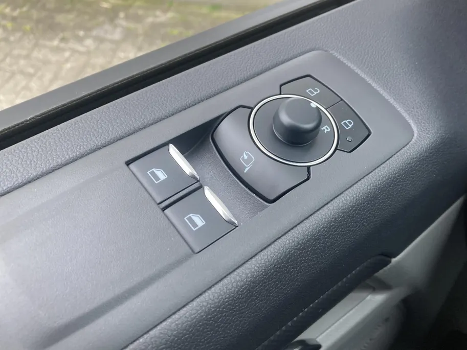 Ford Transit Custom 320 2.5 PHEV 233 pk L2H1 Limited Dubbele cabine Nieuwe Dubbele Cabine direkt leverbaar in meerdere kleuren