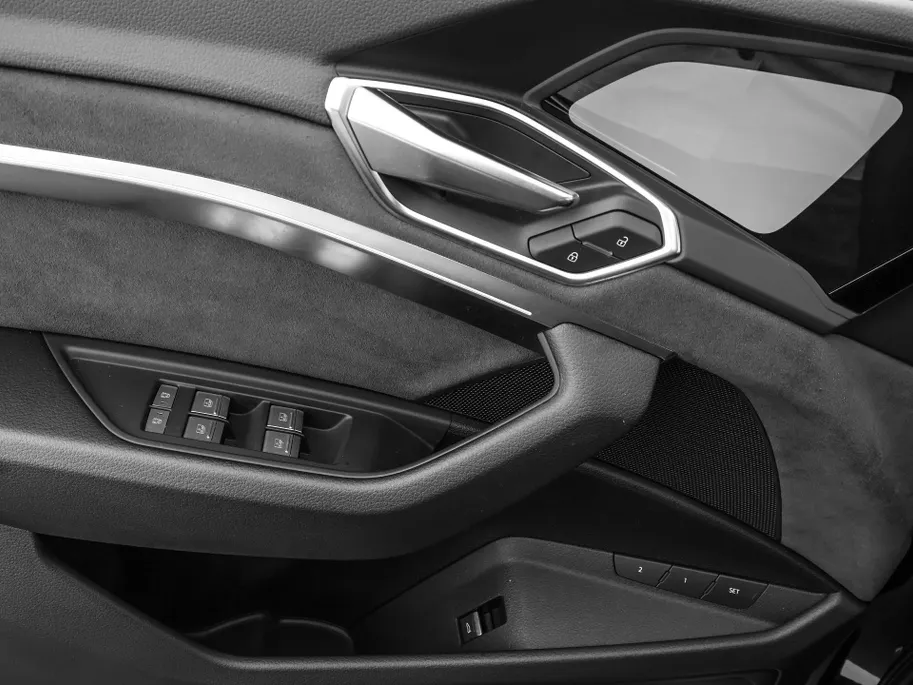 Audi Q8 Sportback e-tron 55 quattro S Edition 408pk / 115 kWh · SOH 93,6% · Panoramadak · 360 Camera · Luchtvering · Keyless · 360 Camera · Keyless · Matrix LED · 22'Velgen ·