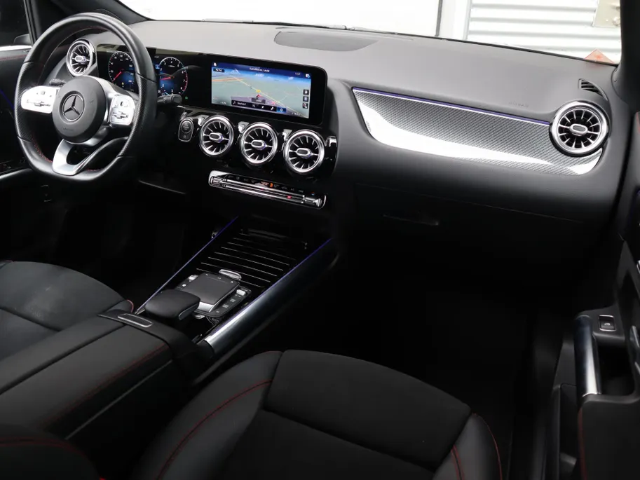 Mercedes-Benz GLA 200 Business Solution AMG l Trekhaak l Keyless l Panoramadak l Ambiente lichtpakket