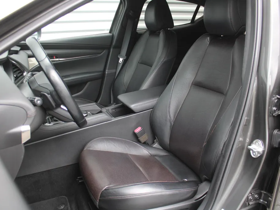 Mazda 3 2.0 e-SkyActiv-G M Hybrid 122 Luxury | Trekhaak | Stuur-/stoelverwarming | Leer | 360 Camera | Stoelgeheugen | 18' LM | HUD | LED | Cruise adapt. |