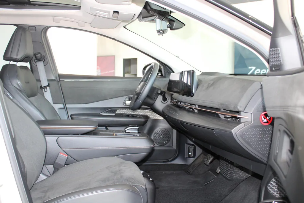 Nissan ARIYA Evolve 66 kWh | 22KW Lader| Afneembare trekhaak| Apple carplpay& Android auto| 360grd Camera| Stoelverwarming en verkoeling| Elektrisch verstelbare stoelen| Luxe bekleding| Dealer onderhouden|