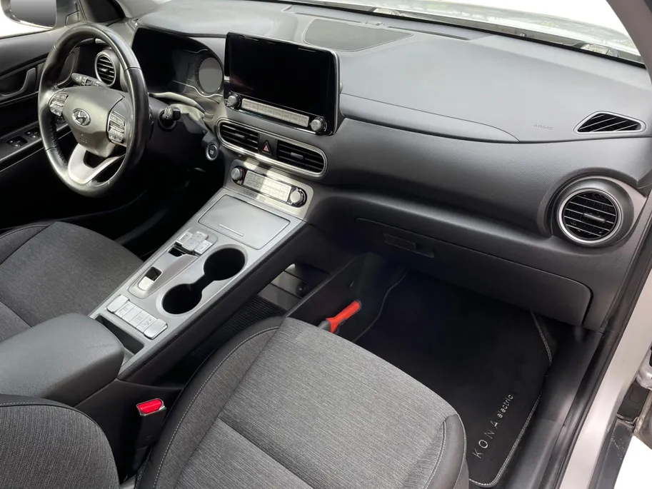 Hyundai Kona EV Comfort 64 kWh 204PK | Warmtepomp | 100% SOH | Adaptive cruise control | Apple Carplay & Android Auto | Achteruitrijcamera | Parkeersensoren achter | Keyless entry | DAB radio |