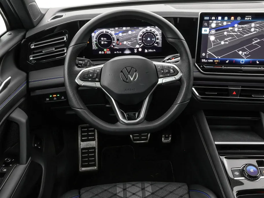 Volkswagen Tiguan 1.5 eHybrid 204pk DSG R-Line Edition · Panoramadak · 360 Camera · Inklap. Trekhaak · Matrix LED · Stuur- & Stoelverwarming + Massage · Achterbank verwarmd · Garantie t/m 09-10-2030 of 100.000km