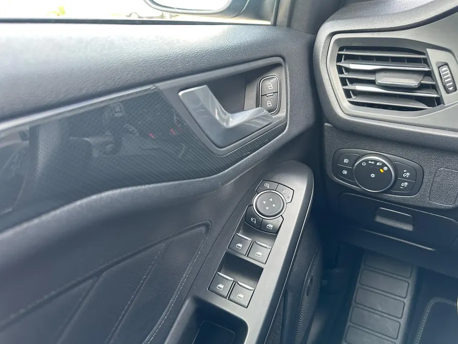 Ford Focus 2.3 EcoBoost ST-3 | 280 PK | Launch control | Recaro stoelen | 19' inch lichtmetalen velgen | Apple carplay & Android auto | Parkeersensor voor en achter | Achteruitrijcamera | Bang & Olufsen audio | Winter pack | Cruise control | Bovag garantie |