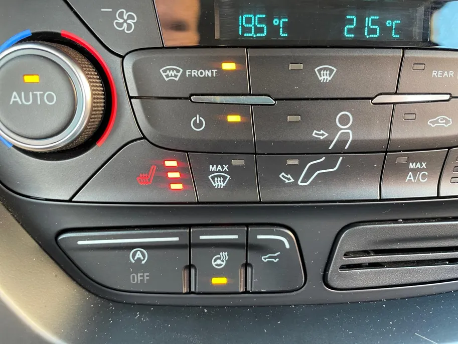 Ford Kuga 1.5 EcoBoost Titanium | Wegklapbare trekhaak| Navigatie| elec achterklep| Parkeersensoren| 4 seizoen banden| Stuur verwarming| Stoel verwarming| Vooruit verwarming| Climate Control | Zeer netjes!