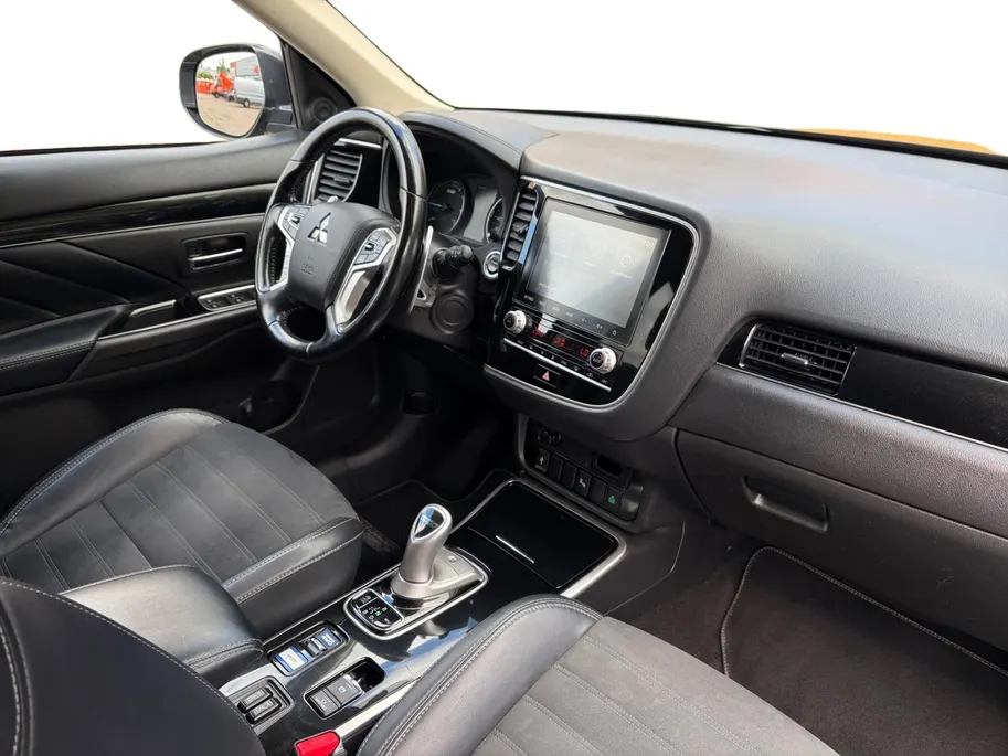 Mitsubishi Outlander 2.4 PHEV Intense Apple Carplay/Android Auto , electronic climate controle , leder , stoelverwarming , lm velgen , cruise , trekhaak .