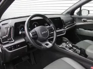 Kia Sportage 1.6 T-GDi Hybrid Dark Edition | Stuur-/stoelverwarming v+a | Camera | Elek. stoelverstelling | 18' LM | Cruise adapt. | Navi | Clima | Half leer/suède |