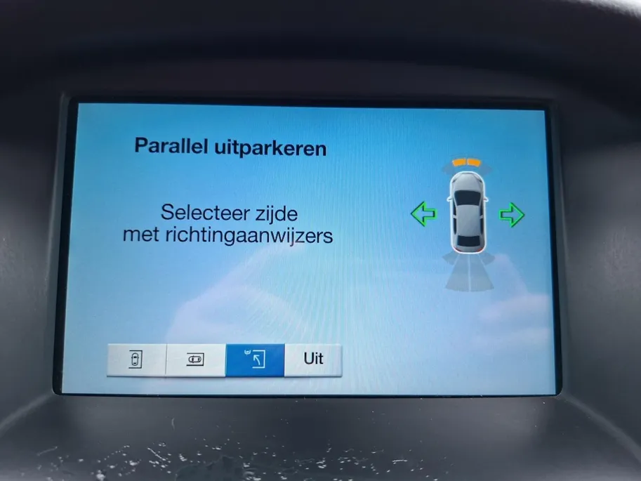 Ford Focus 1.0 ST-Line Wagon | Nieuwe distributieriem | Parkeersensoren | Navigatie | Climate Control | Voorruitverwarming | 17' Lichtmetaal | Trekhaak