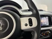 Renault Twingo Z.E. R80 Intens Automaat | 1e eigenaar | Apple CarPlay/Android Auto | Climate Control | Lichtmetalen Velgen | Cruise Control | Licht & Regen Sensor | Half Leder | Privacy Glass | Elektrische Ramen & Spiegels |