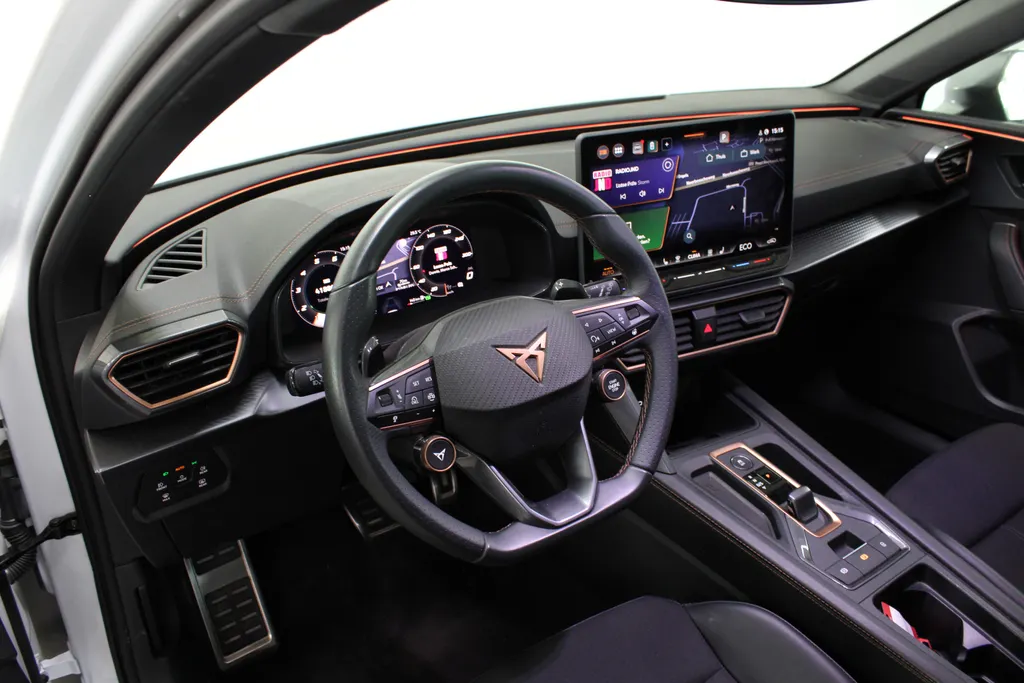 CUPRA Leon Sportstourer 1.5 TSI e-Hybrid Business PHEV / Stoel + Stuurverwarming / Elektr. Klep / 18' LMV / Camera / Navi /