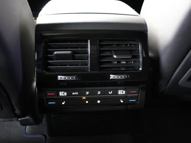 Volkswagen Touareg 3.0 TSi R 4-Motion 462 PK | Panoramadak | Head-Up display | Climate Seats | Keyless | Dynaudio |  Matrix Led