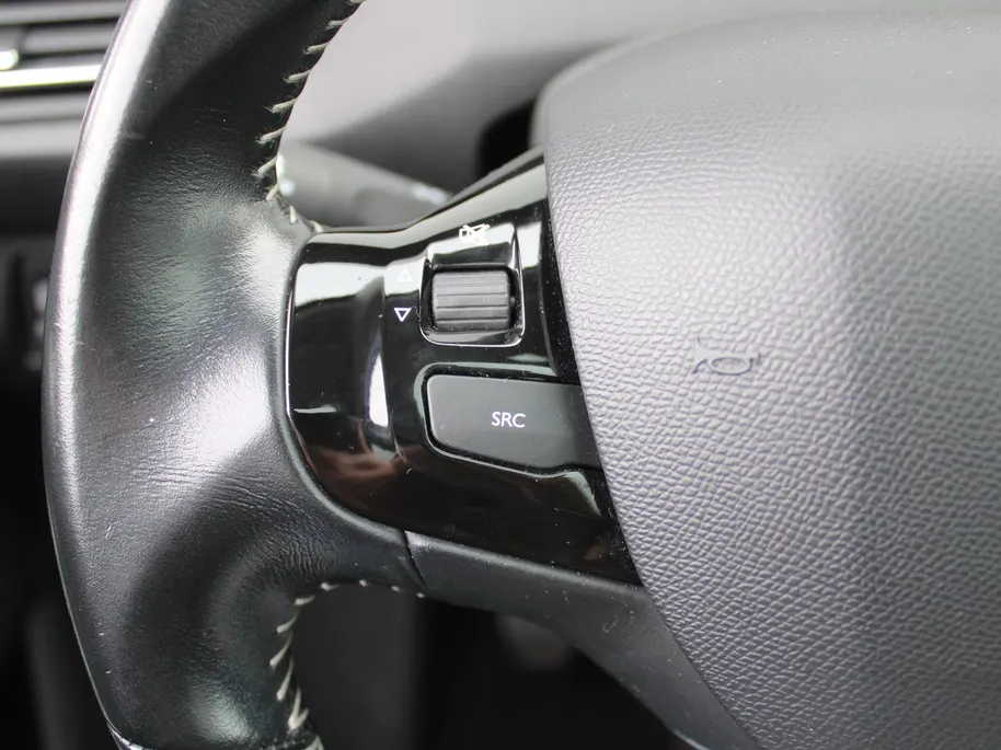 Peugeot 308 1.2 PureTech Allure | Panoramadak | 17” LM | Parkeersensor v+a | Navi | Cruise | Clima | Apple CarPlay/Android Auto |