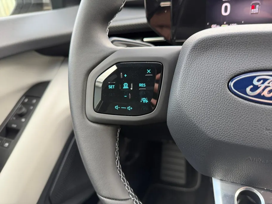 Ford Capri Premium Standard Range RWD 52 kWh | Uit Voorraad Leverbaar | €3.500,- Ready Set Ford Bonus | 374km WLTP Rijbereik | Warmtepomp | Draadloze Apple Carplay & Android Auto | B&O Premium Audio | Verwarmbare Voorstoelen | Adaptieve Cruise Control