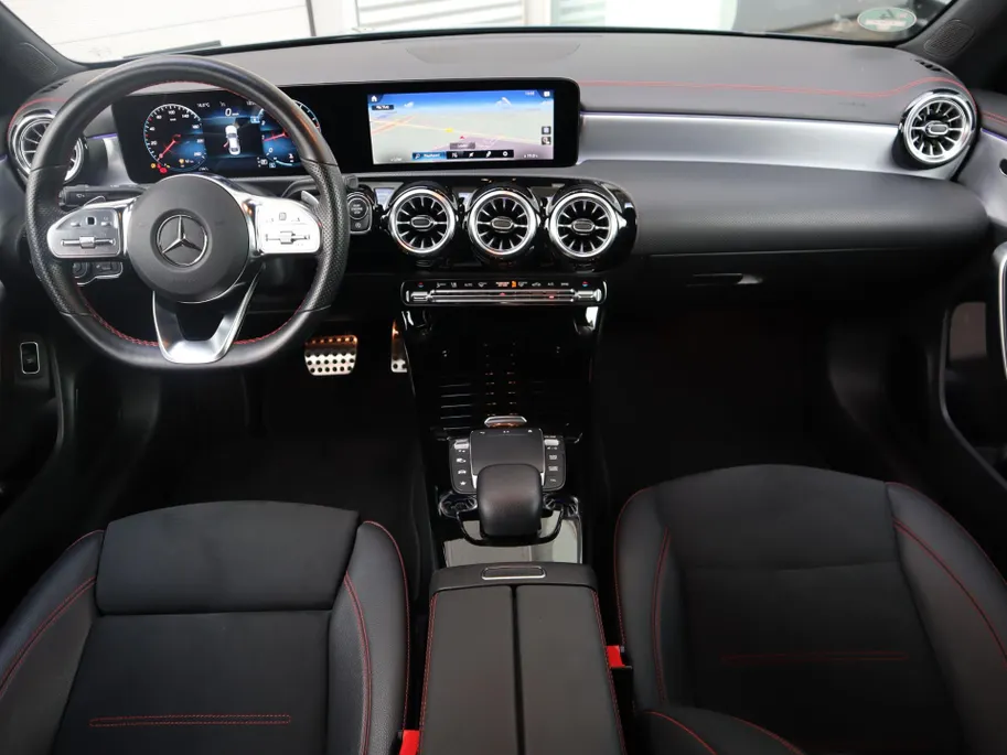 Mercedes-Benz CLA 200 Business Solution AMG l Panoramadak l Stoelverwarming l Ambiente lichtpakket