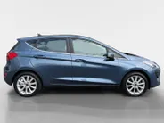 Ford Fiesta 1.0 EcoBoost Titanium | Stoel/Stuur en voorruit verwarming | Navigatie | Apple Carplay | Android Auto | Achteruitrijcamera | All Season Banden |