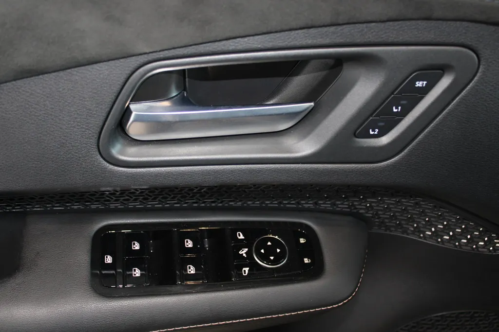 Nissan ARIYA Evolve 66 kWh | 22KW Lader| Afneembare trekhaak| Apple carplpay& Android auto| 360grd Camera| Stoelverwarming en verkoeling| Elektrisch verstelbare stoelen| Luxe bekleding| Dealer onderhouden|