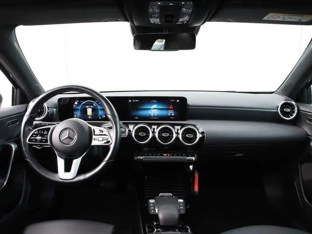 Mercedes-Benz A-Klasse 200 Luxury Line AUTOMAAT | LEER | CLIMA | PANO | NAVI